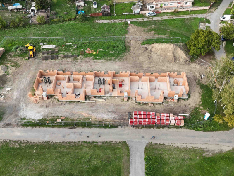 Aktuality / Novostavba obecných nájomných bytov v obci Čata - Új